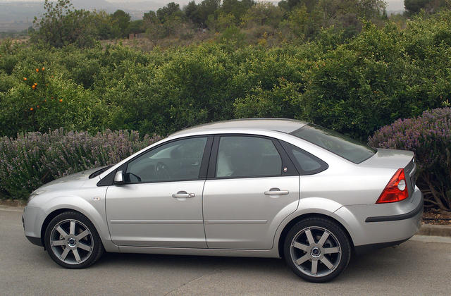 focus sedan 02