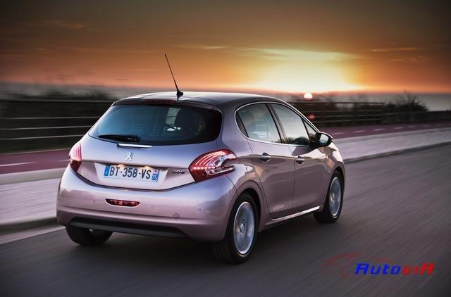 Peugeot-208-2012-003