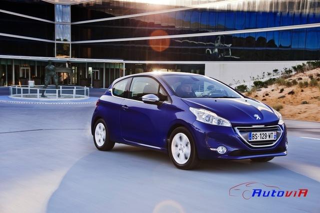 Peugeot-208-2012-012