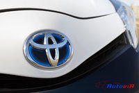 Toyota Yaris Hybrid-R 2013 02
