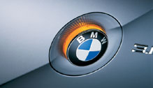 Indicador de dirección bajo el logotipo de BMW